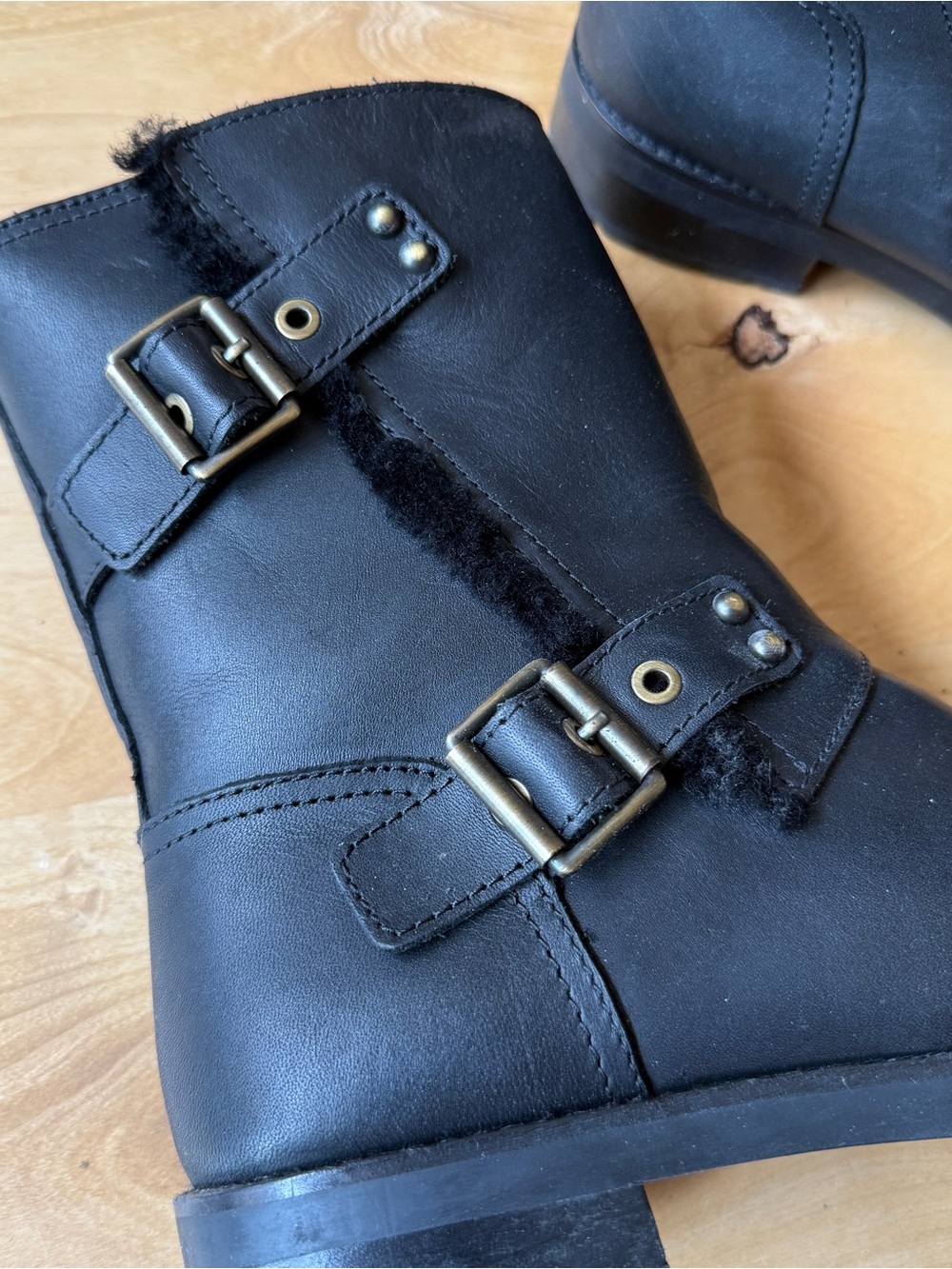 UGG AUSTRALIA BLACK LEATHER MOTO BOOTS W 9.5 LUG SOLE BUCKLE DETAIL SN 1019073 - Picture 6 of 11